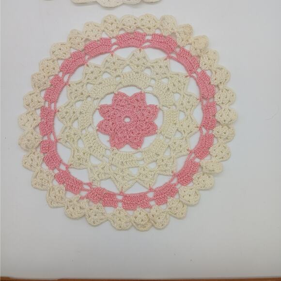 VTG Crochet Lace Doily Doilies Housewarming Gift Handmade Set of 2 Ivory & Pink - Picture 2 of 7